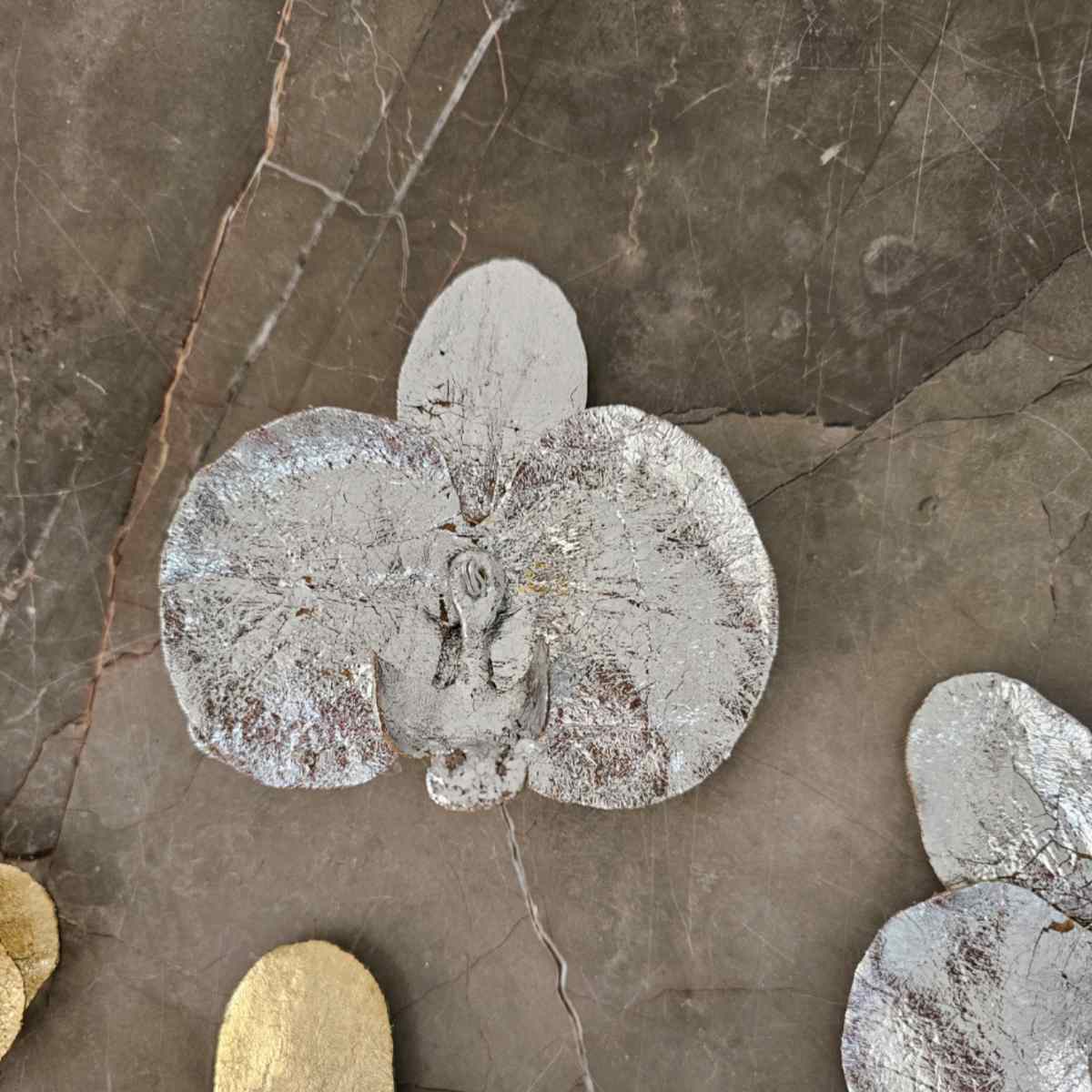 Prendedor Flor Elisa Orquídea Dorada