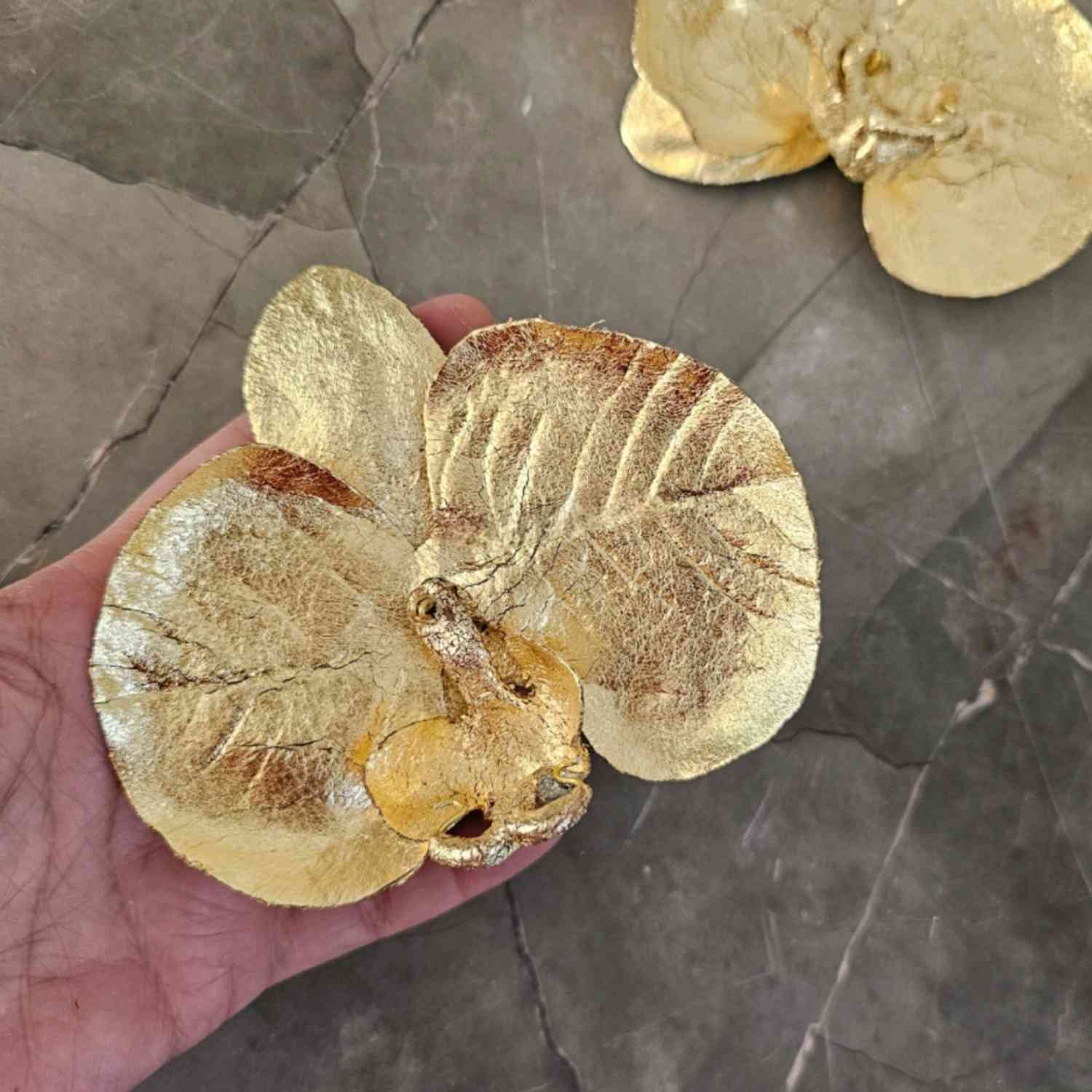 Prendedor Flor Elisa Orquídea Dorada