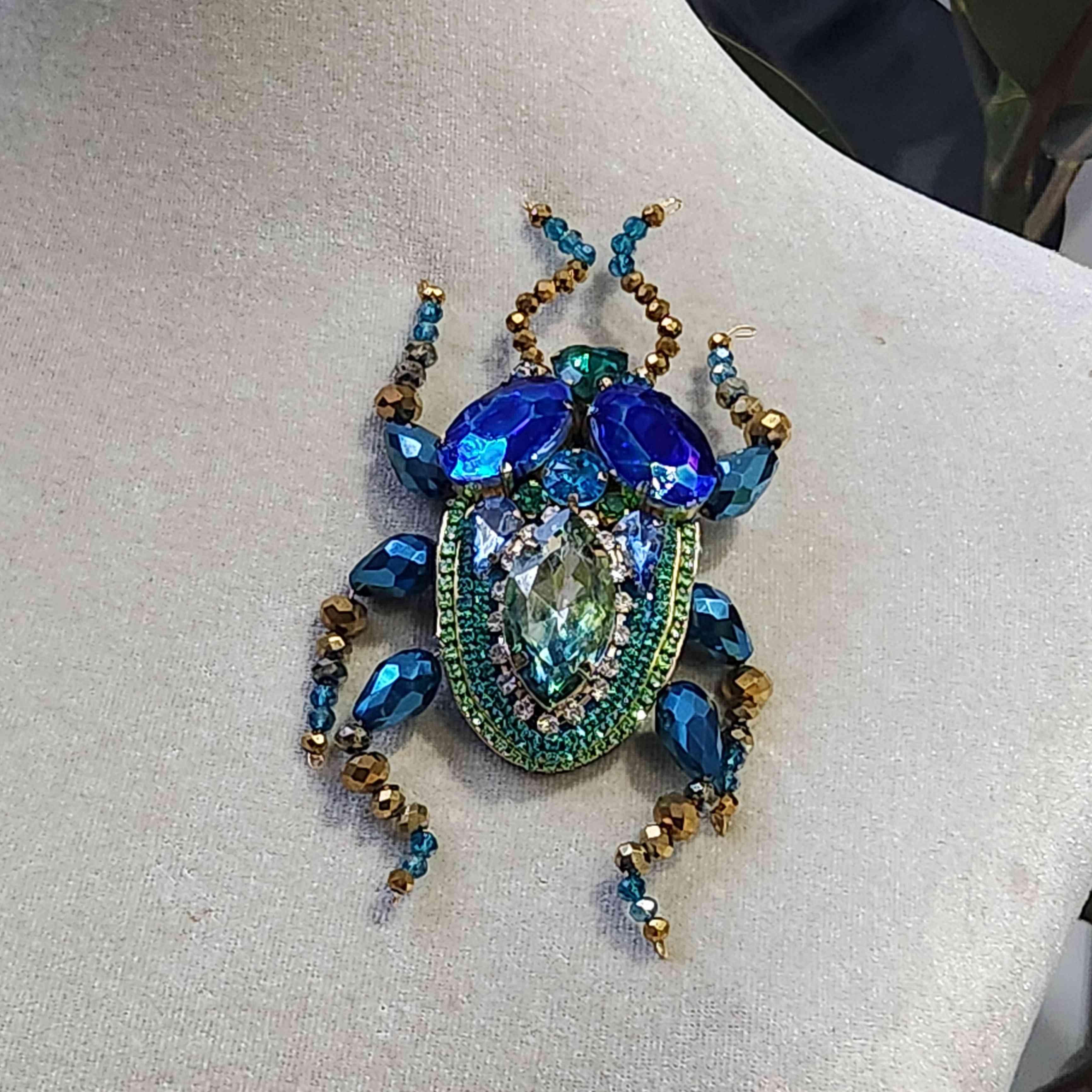 Prendedor Cigarra cristales 7cm · Prendedor Artesanal Insecto