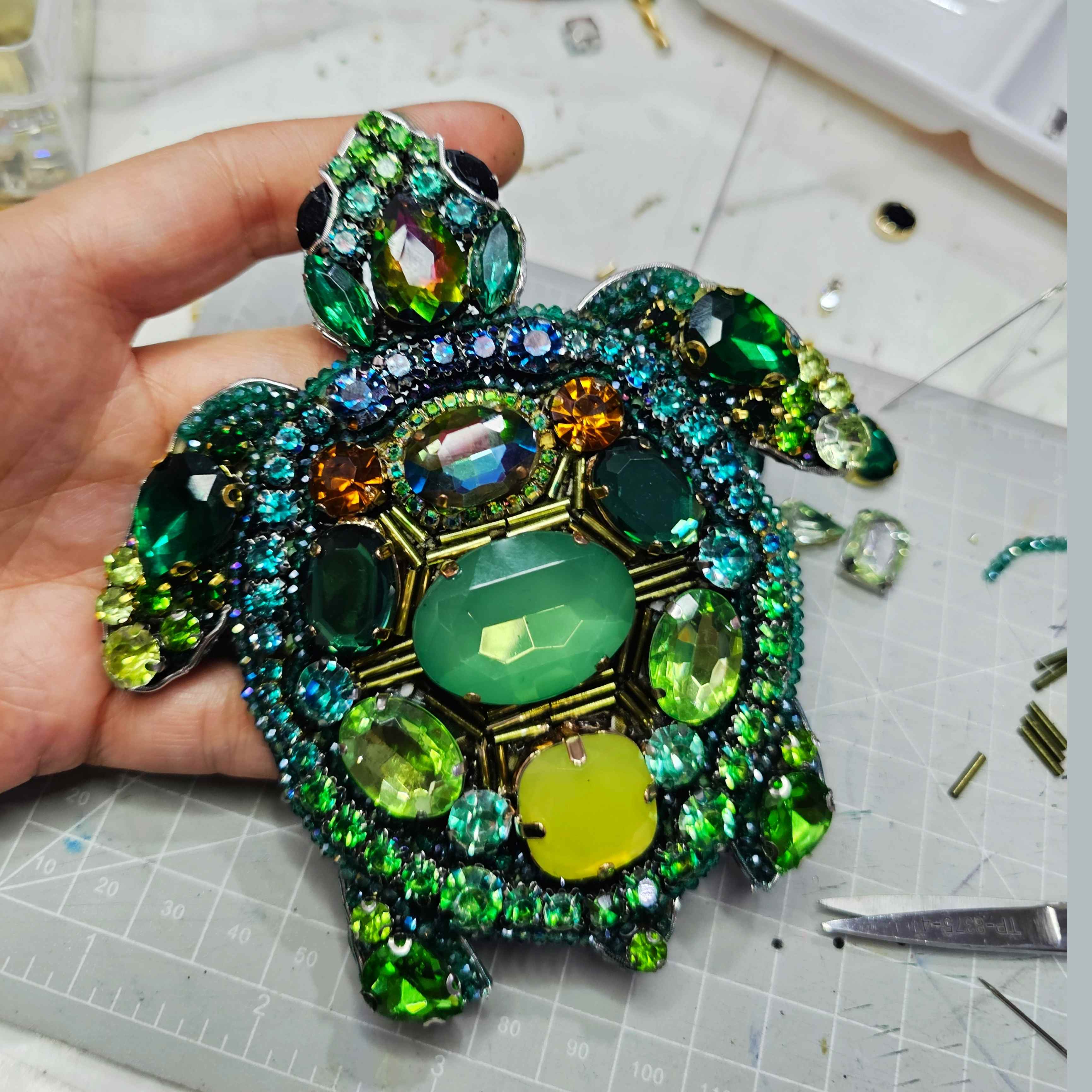 Prendedor Tortuga cristales 13 x 11 cm · Prendedor Artesanal (copia)