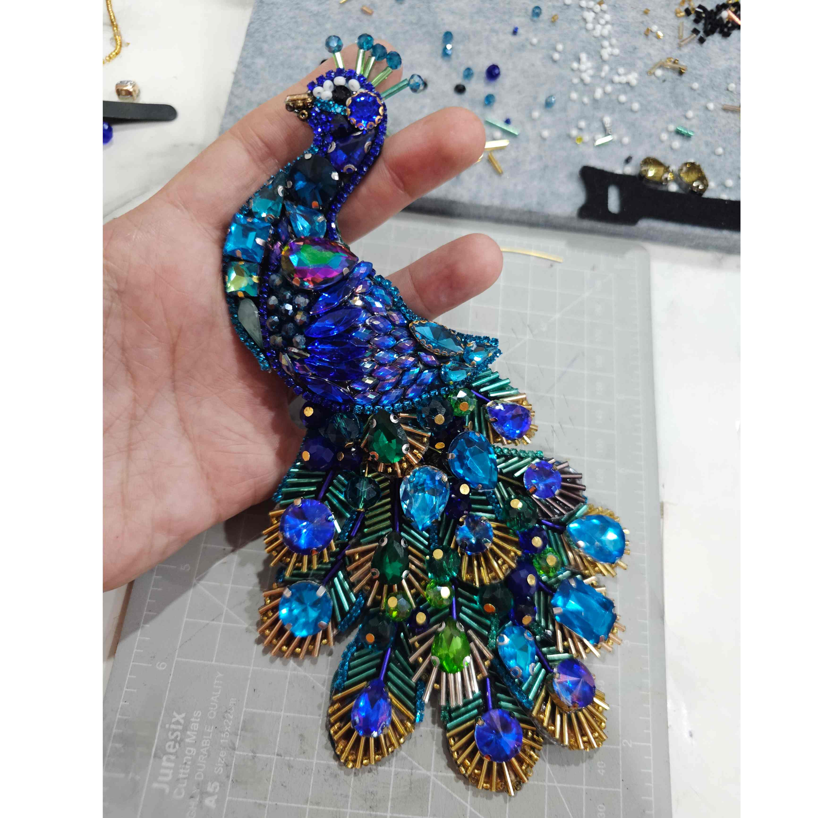 Prendedor Pavo Real cristales 16 x 14 cm · Prendedor Artesanal