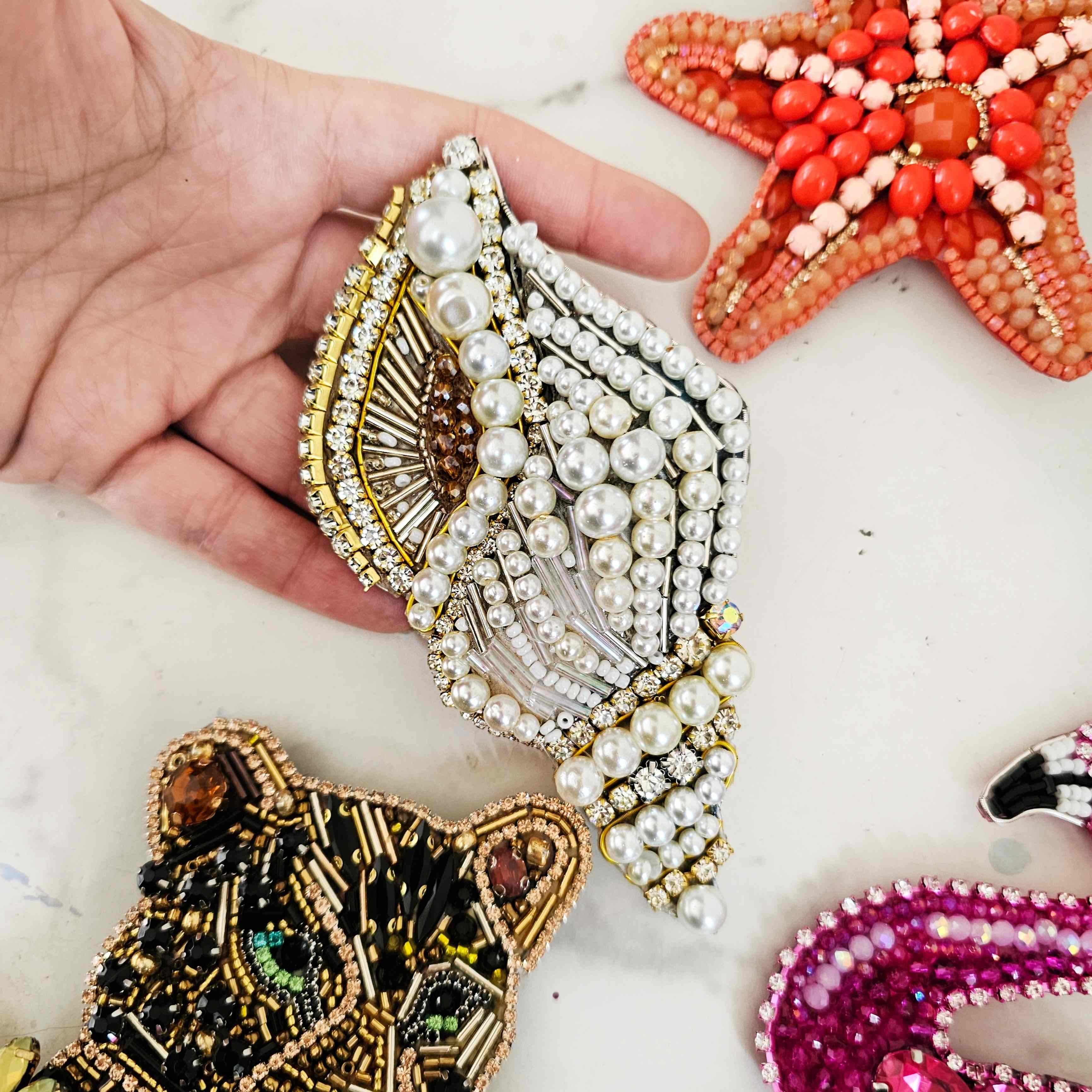 Prendedor Caracol perlas y cristales 13 x 6.5 cm · Prendedor Artesanal (copia)