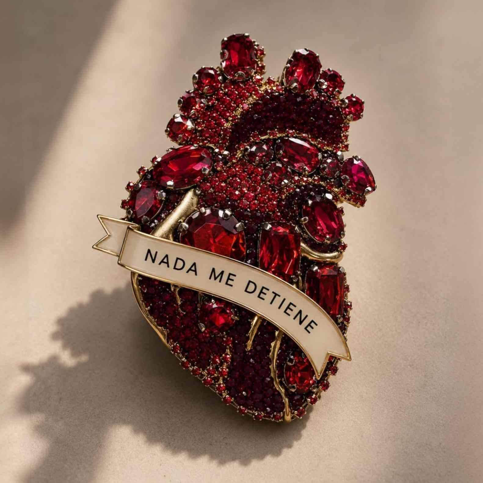 Corazón Anatómico con Frase 11cm · Prendedor Artesanal