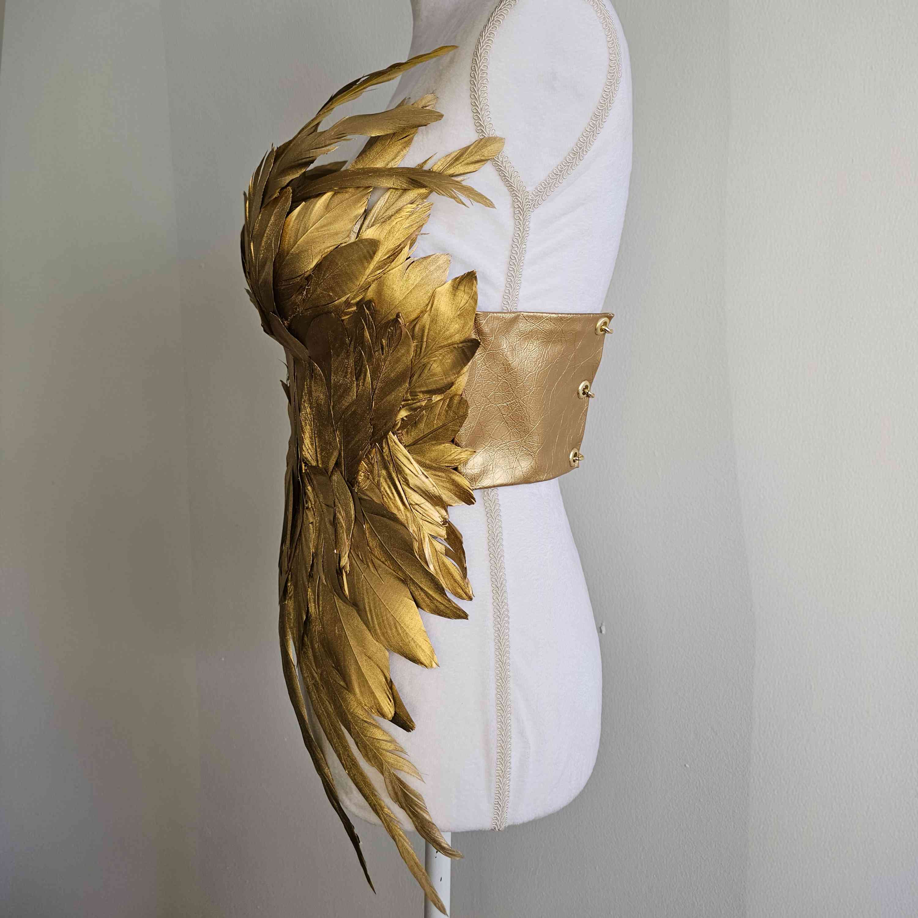 Peto Hécate FÉNIX Plumas Dorado