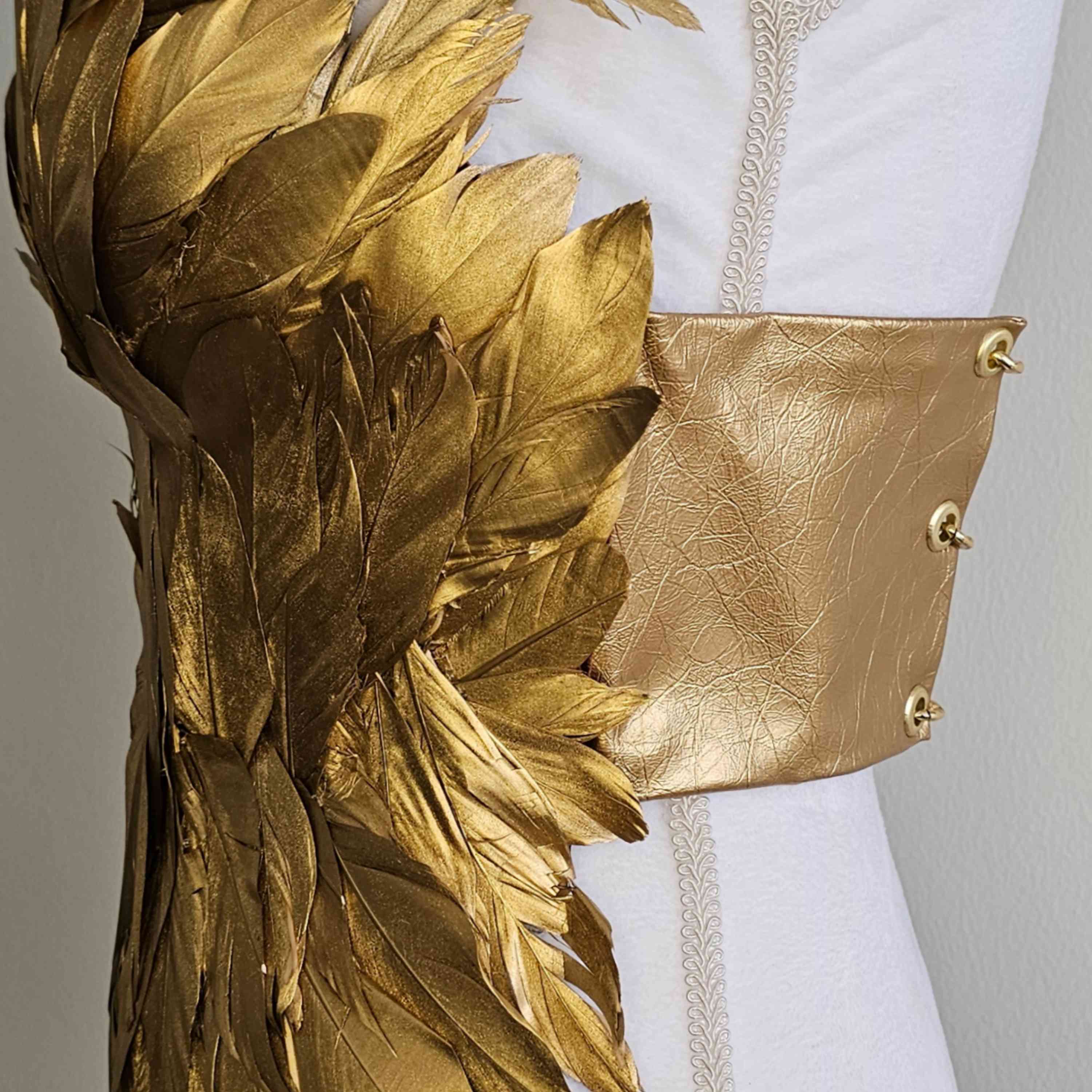Peto Hécate FÉNIX Plumas Dorado