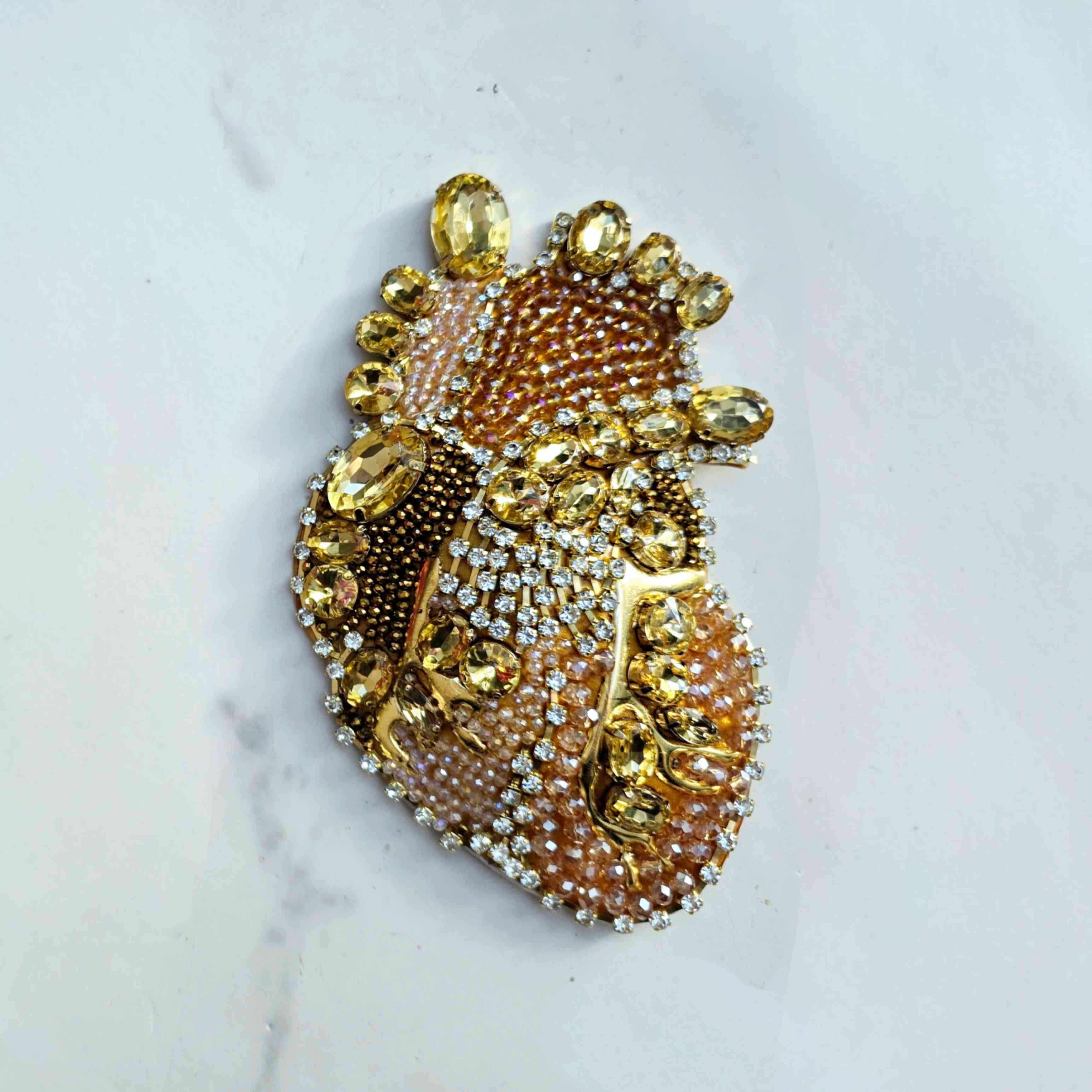 Corazón Anatómico con Cristales Dorado · Prendedor 13 cm