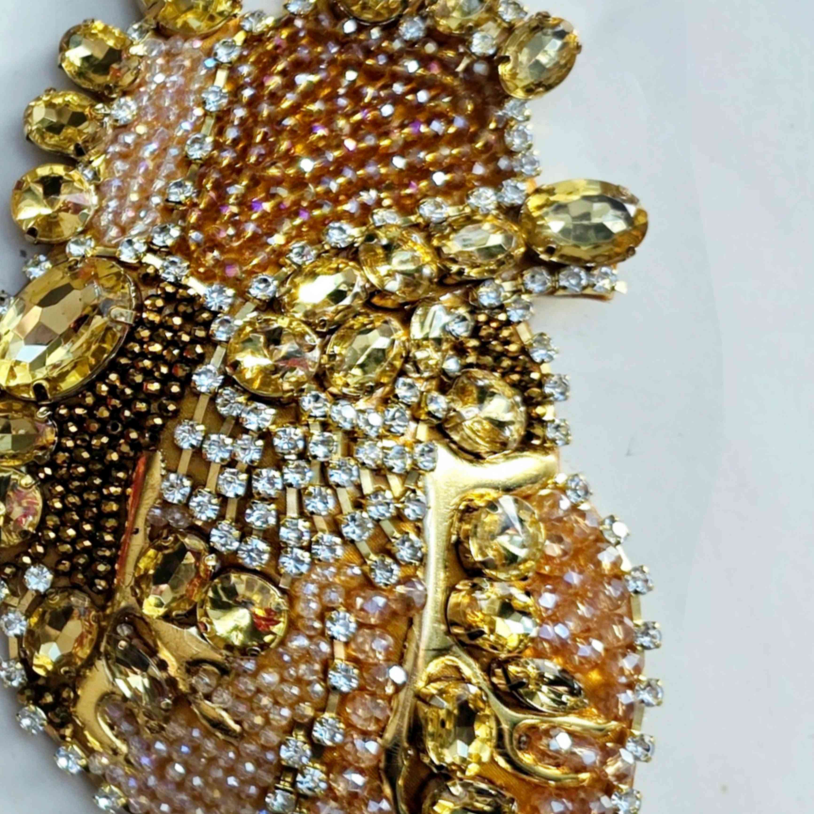 Corazón Anatómico con Cristales Dorado · Prendedor 13 cm