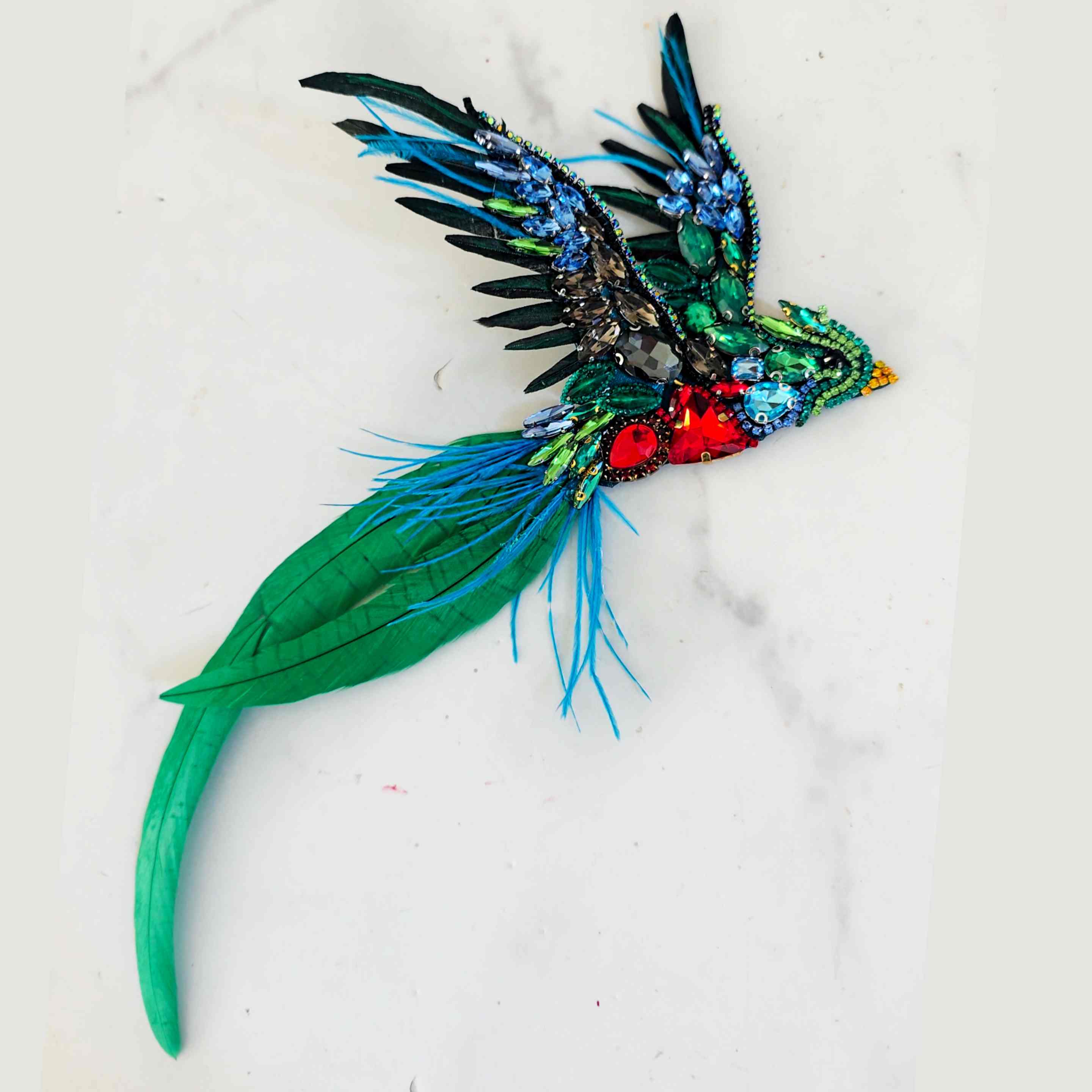 Prendedor Quetzal cristales y plumas 26 x 14 cm · Prendedor Artesanal