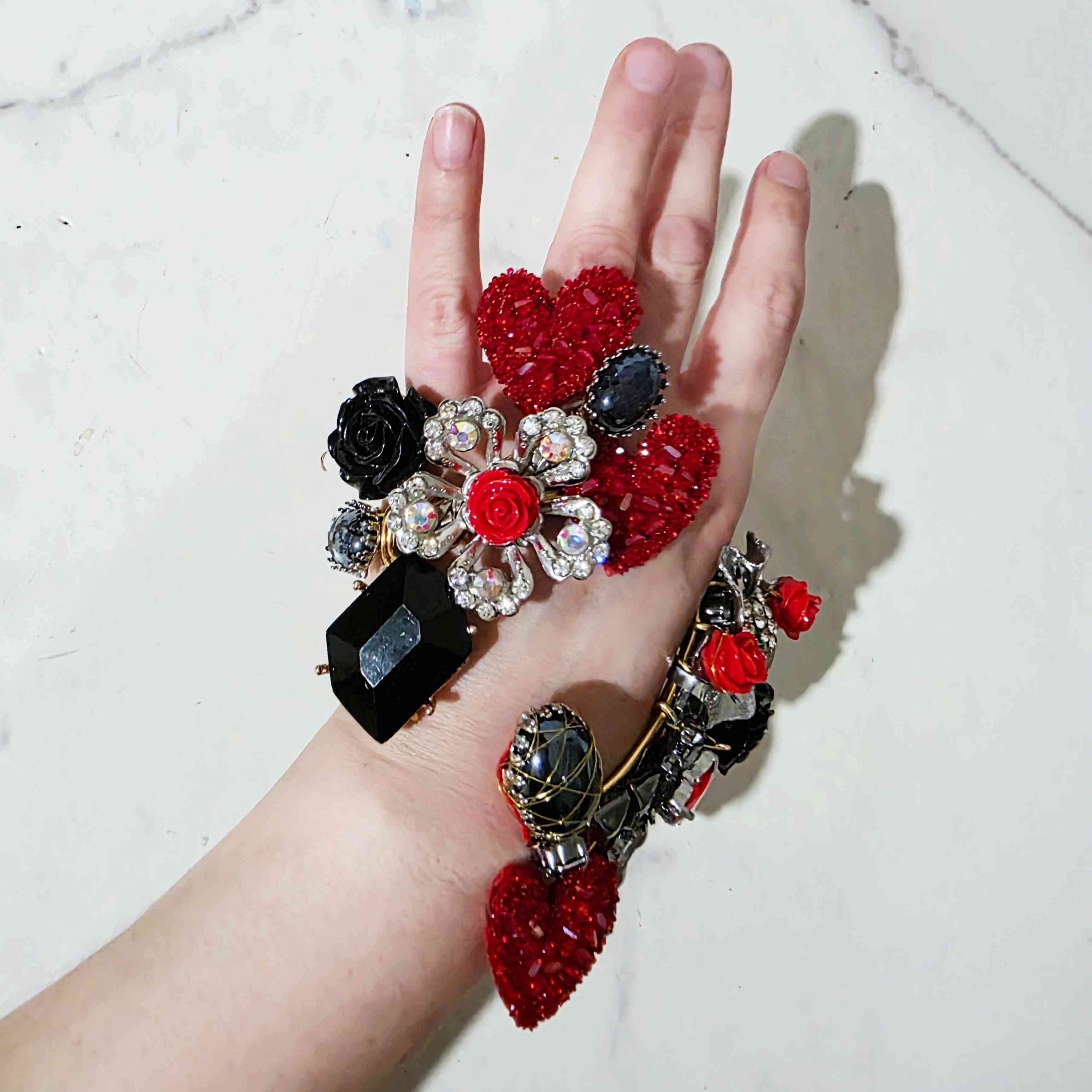 Brazalete Sevilla Reina de Corazones negro y rojo