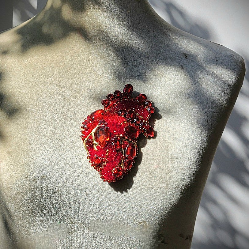 Corazón Anatómico con Cristales · Prendedor 13 cm