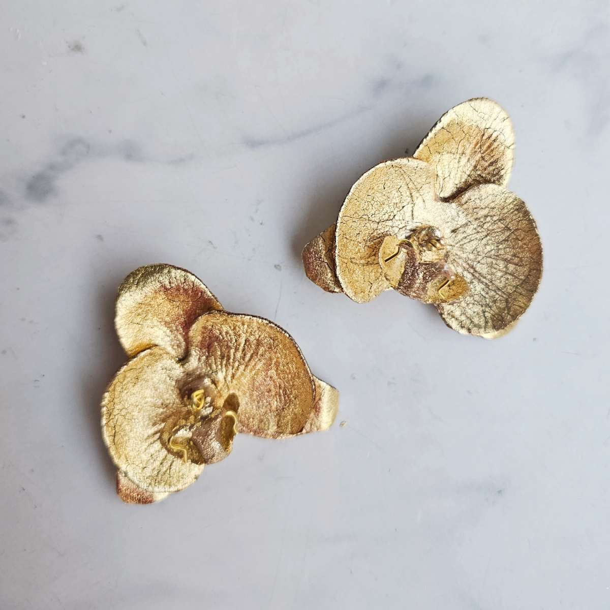 Aretes Orquídea Hoja de Oro 5cm