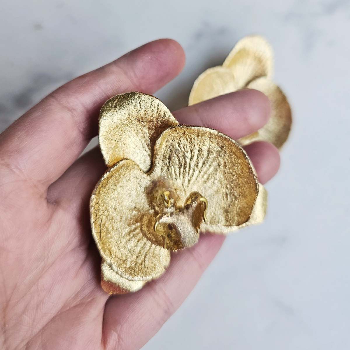 Aretes Orquídea Hoja de Oro 5cm