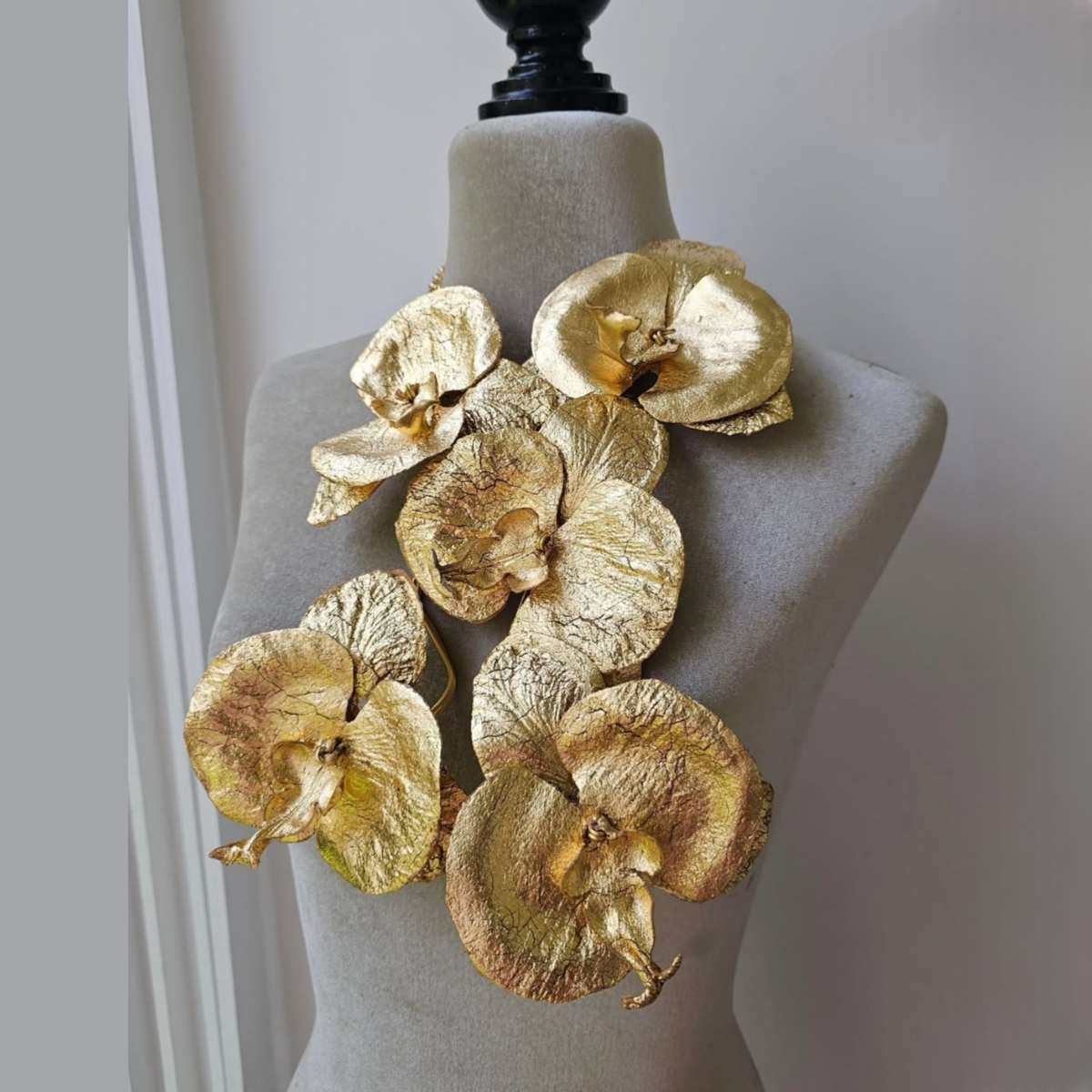 Collar Orquídeas Elisa Dorado