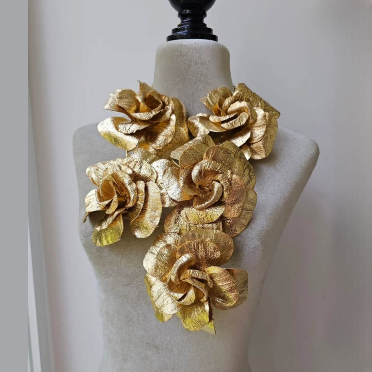 Collar Rosas Elisa Dorado