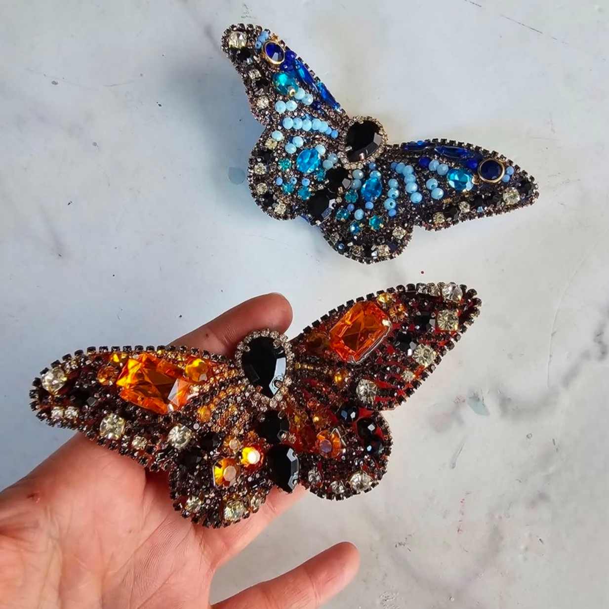 Mariposa Monarca con Cristales 13cm · Prendedor Artesanal