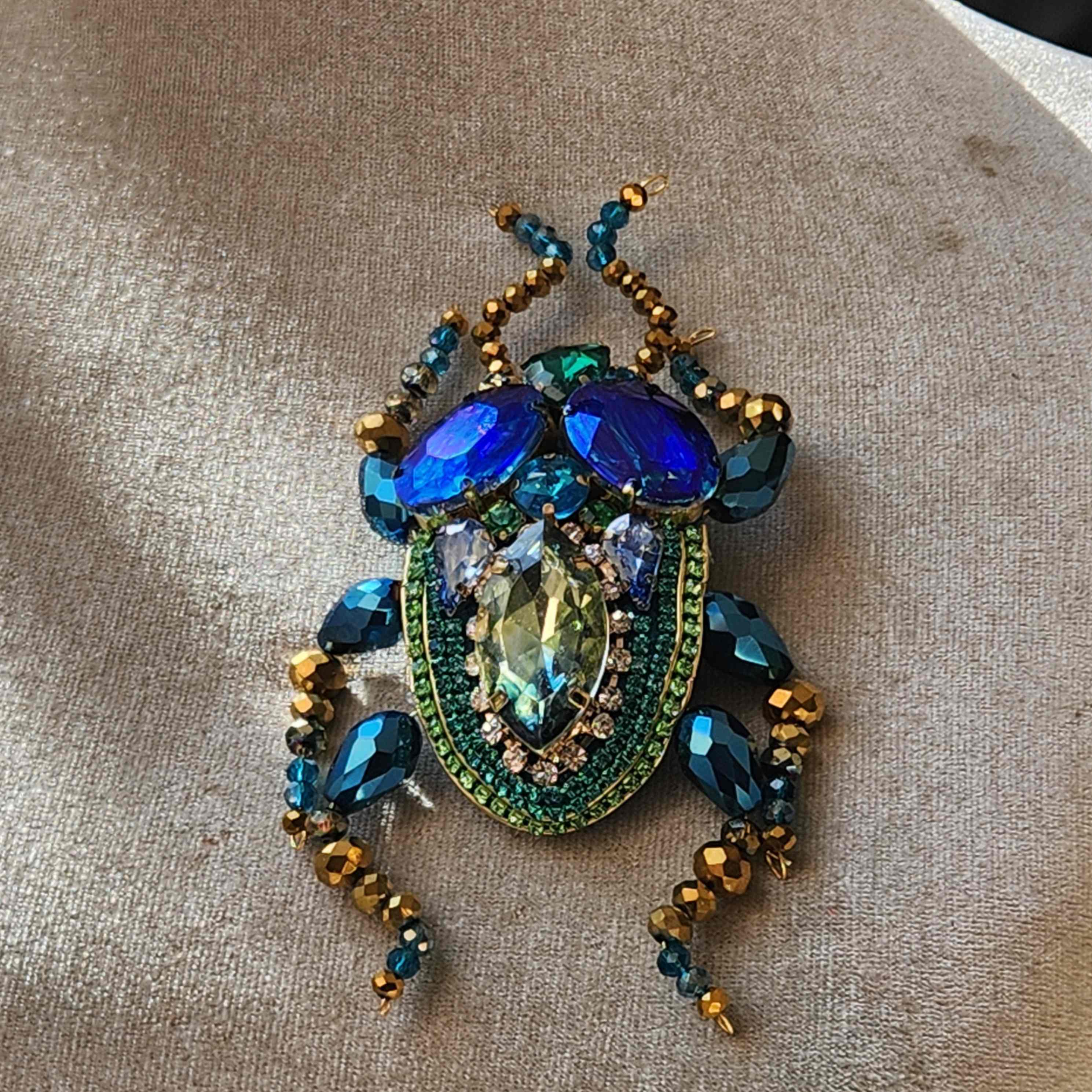 Prendedor Cigarra cristales 7cm · Prendedor Artesanal Insecto