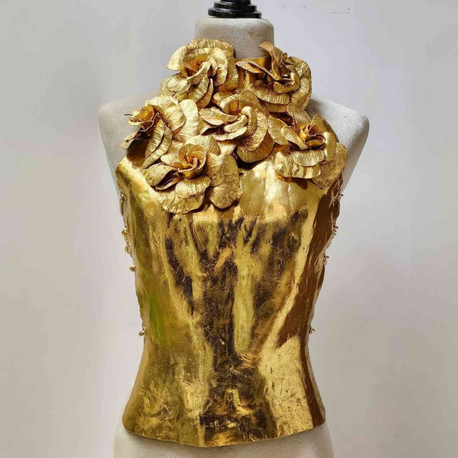 Pechera Flexible Calipso con Flores Imitación hoja de Oro Peto