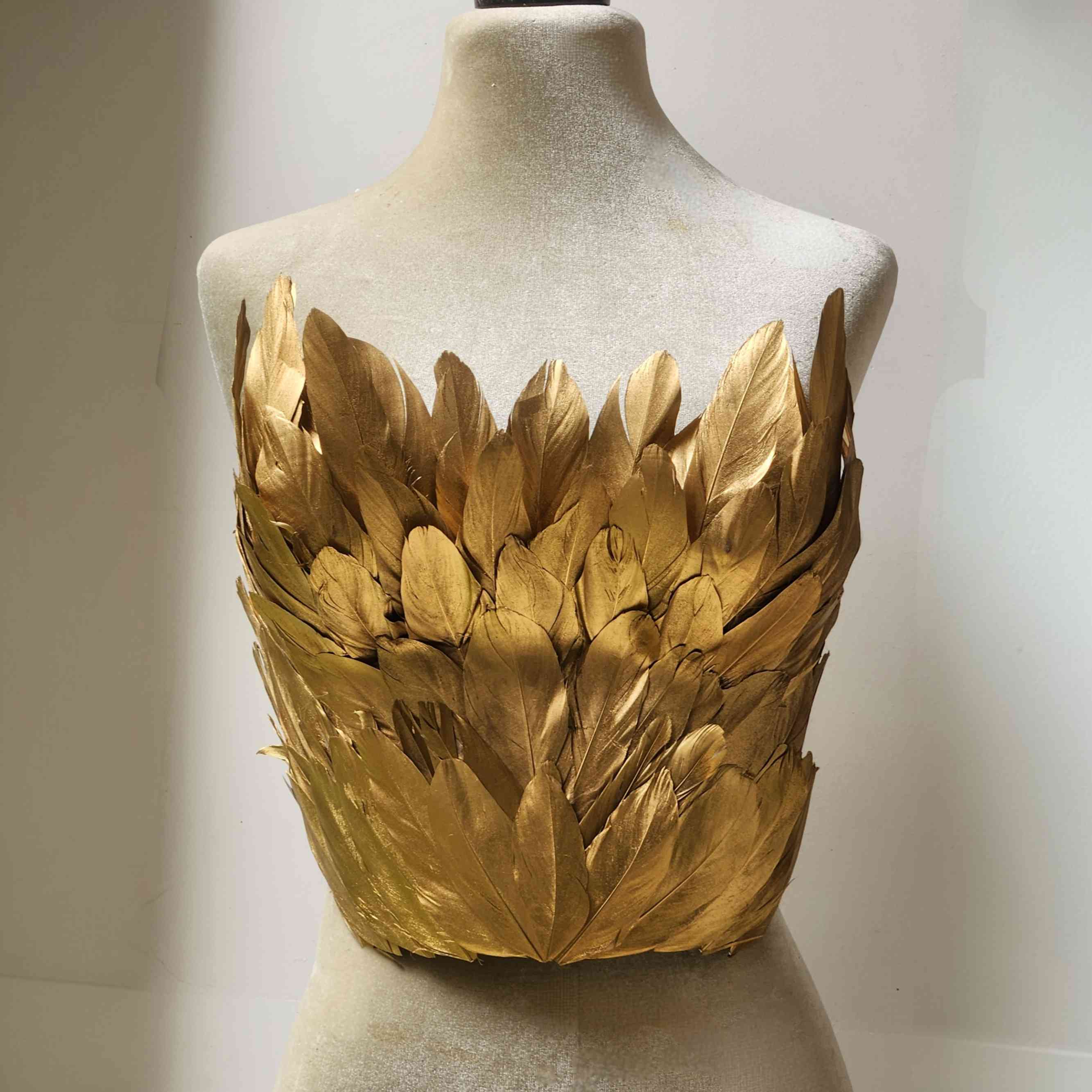 Peto Hécate RECTO Plumas dorado