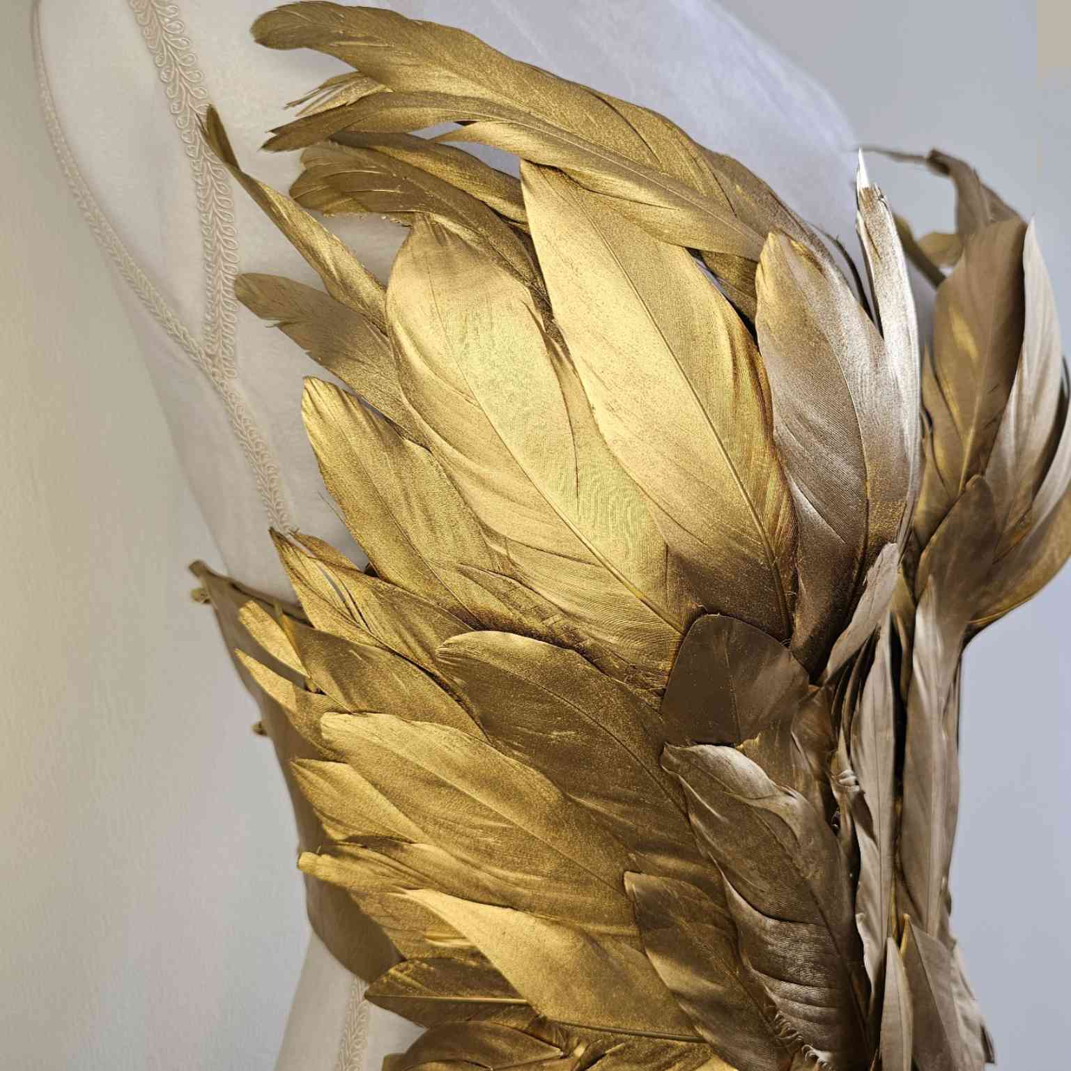 Peto Hécate FÉNIX Plumas Dorado