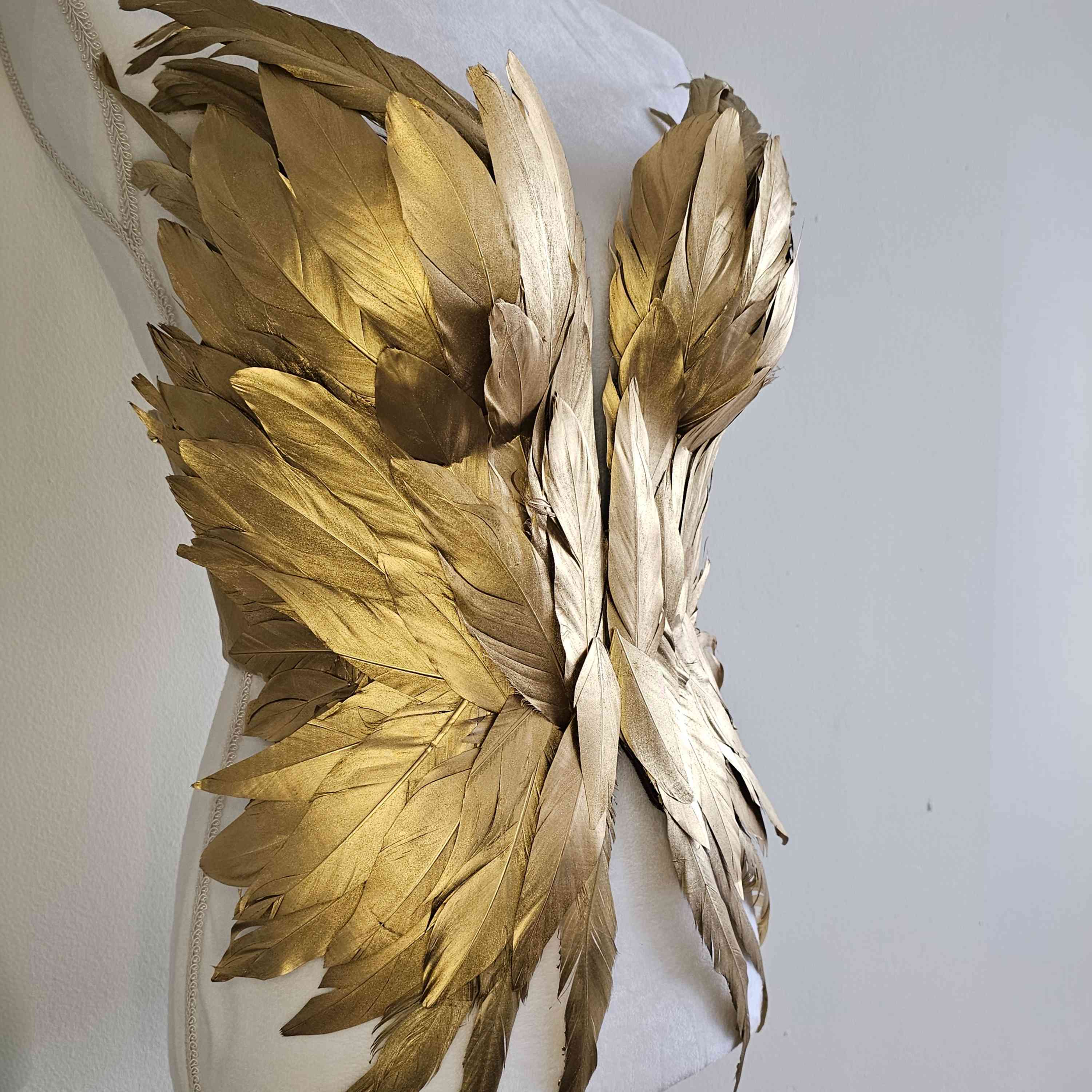 Peto Hécate FÉNIX Plumas Dorado
