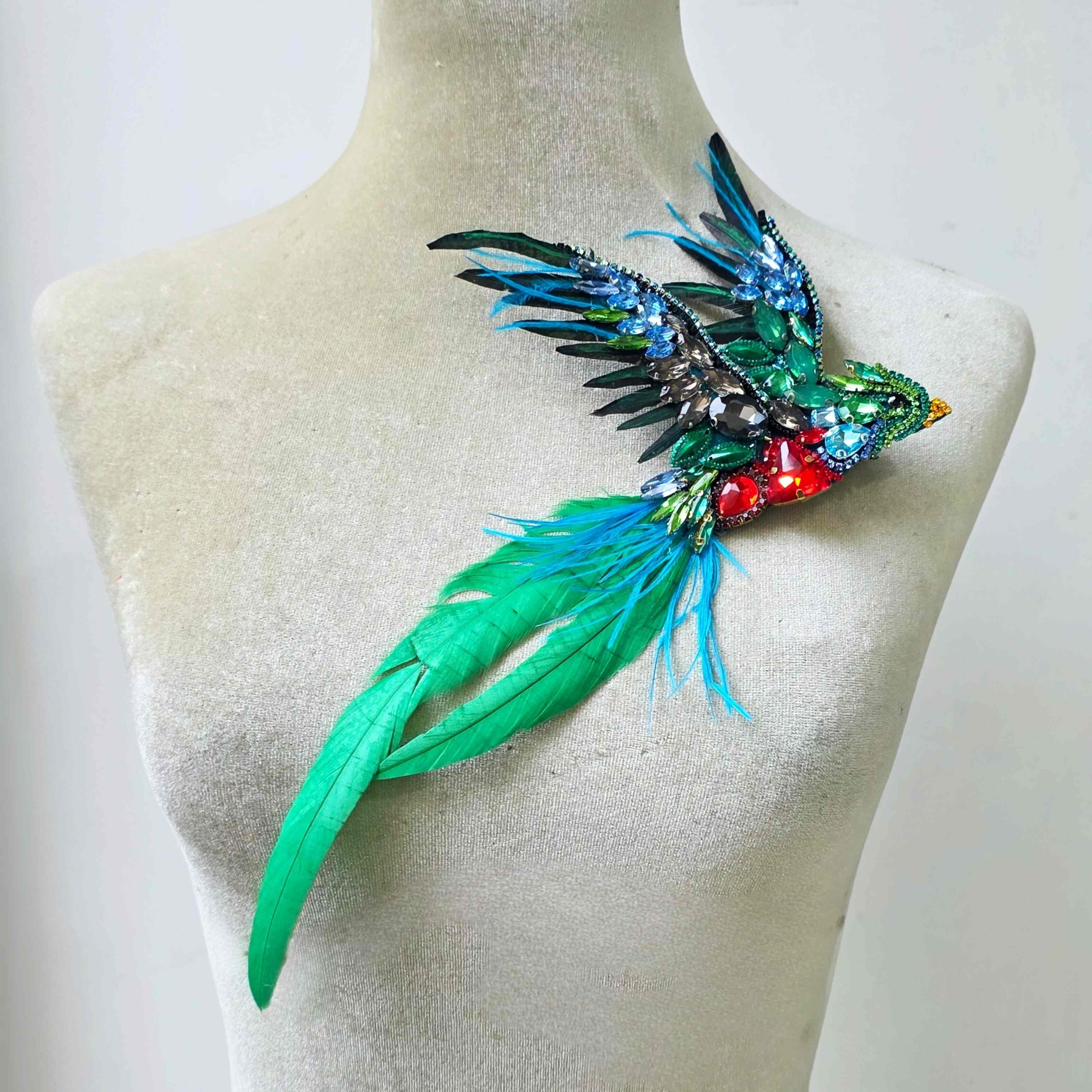 Prendedor Quetzal cristales y plumas 26 x 14 cm · Prendedor Artesanal