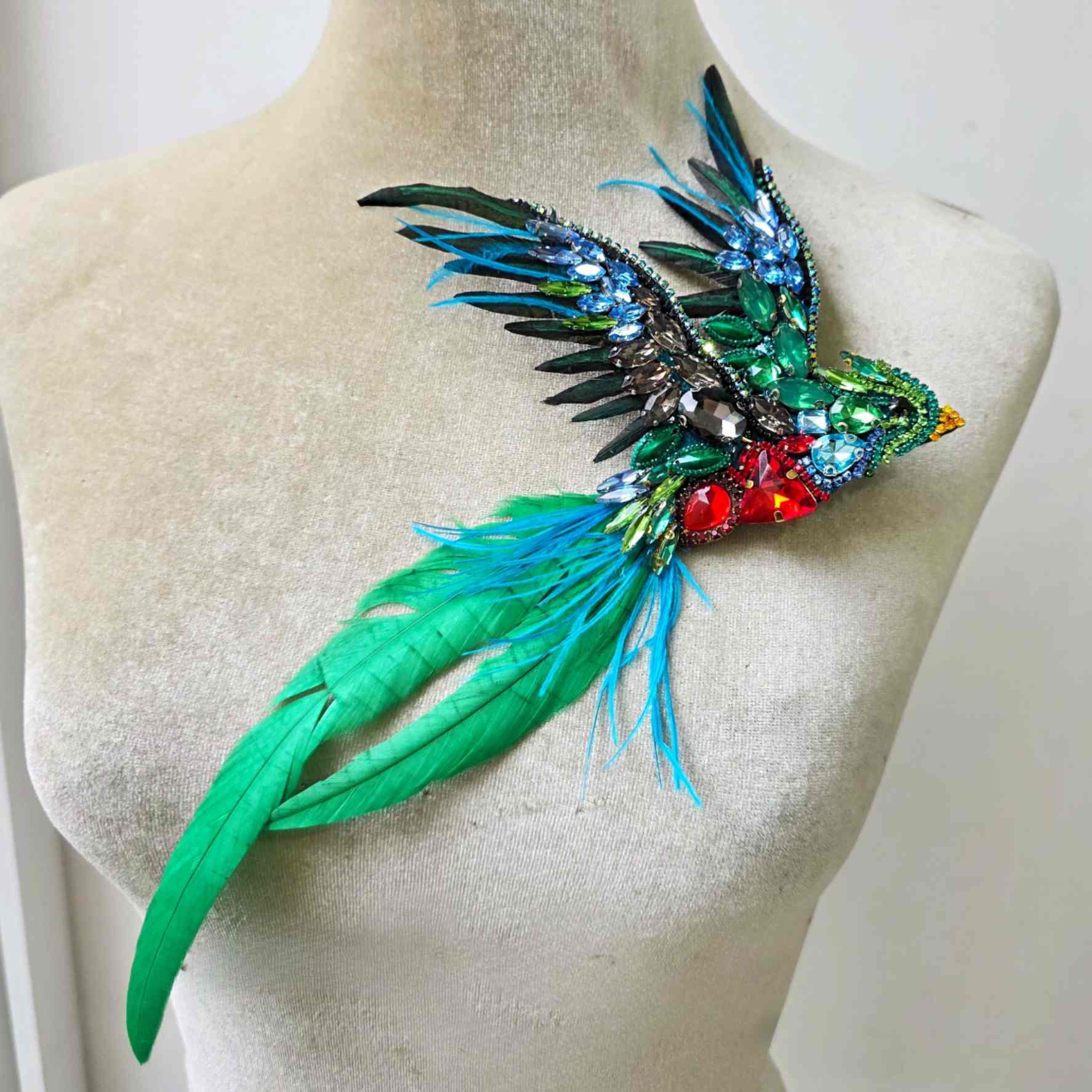 Prendedor Quetzal cristales y plumas 26 x 14 cm · Prendedor Artesanal