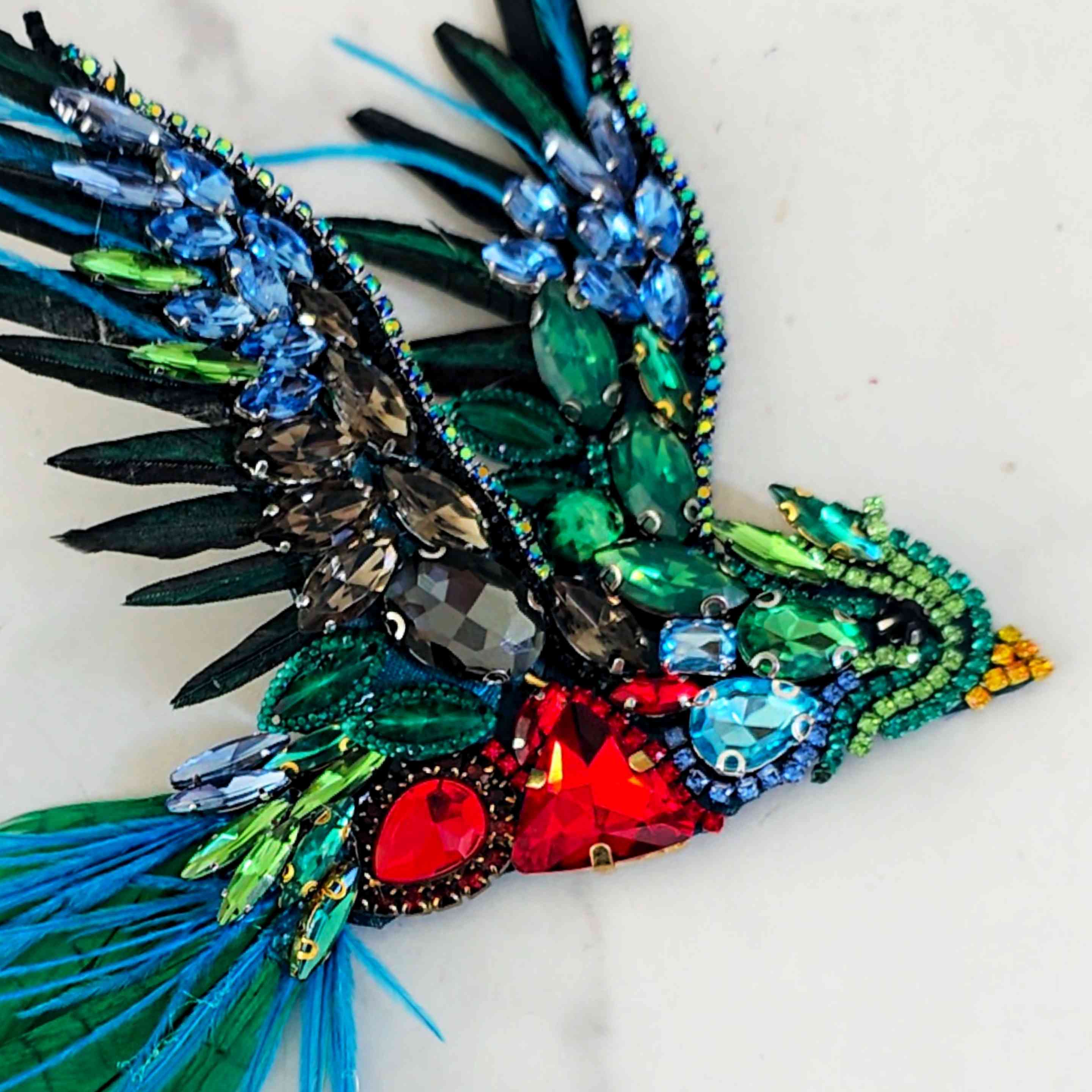 Prendedor Quetzal cristales y plumas 26 x 14 cm · Prendedor Artesanal