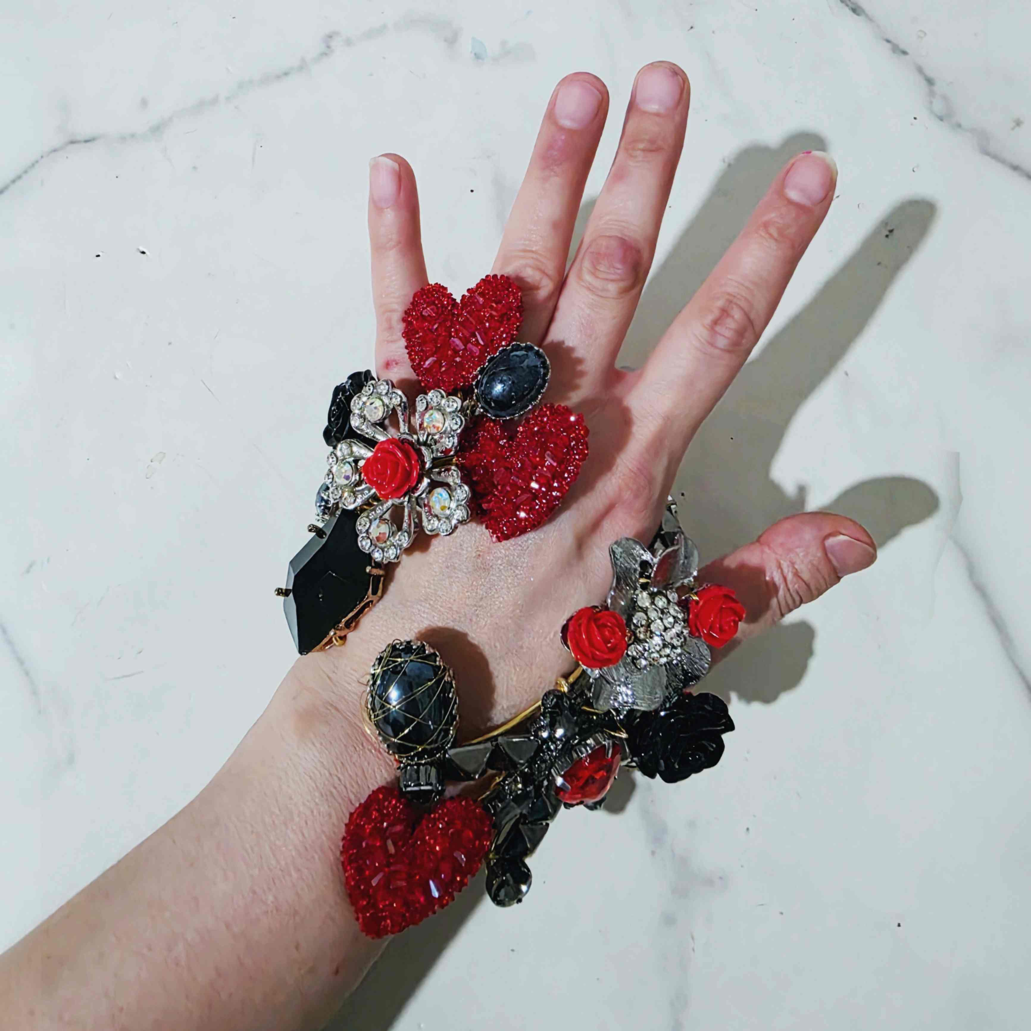 Brazalete Sevilla Reina de Corazones negro y rojo