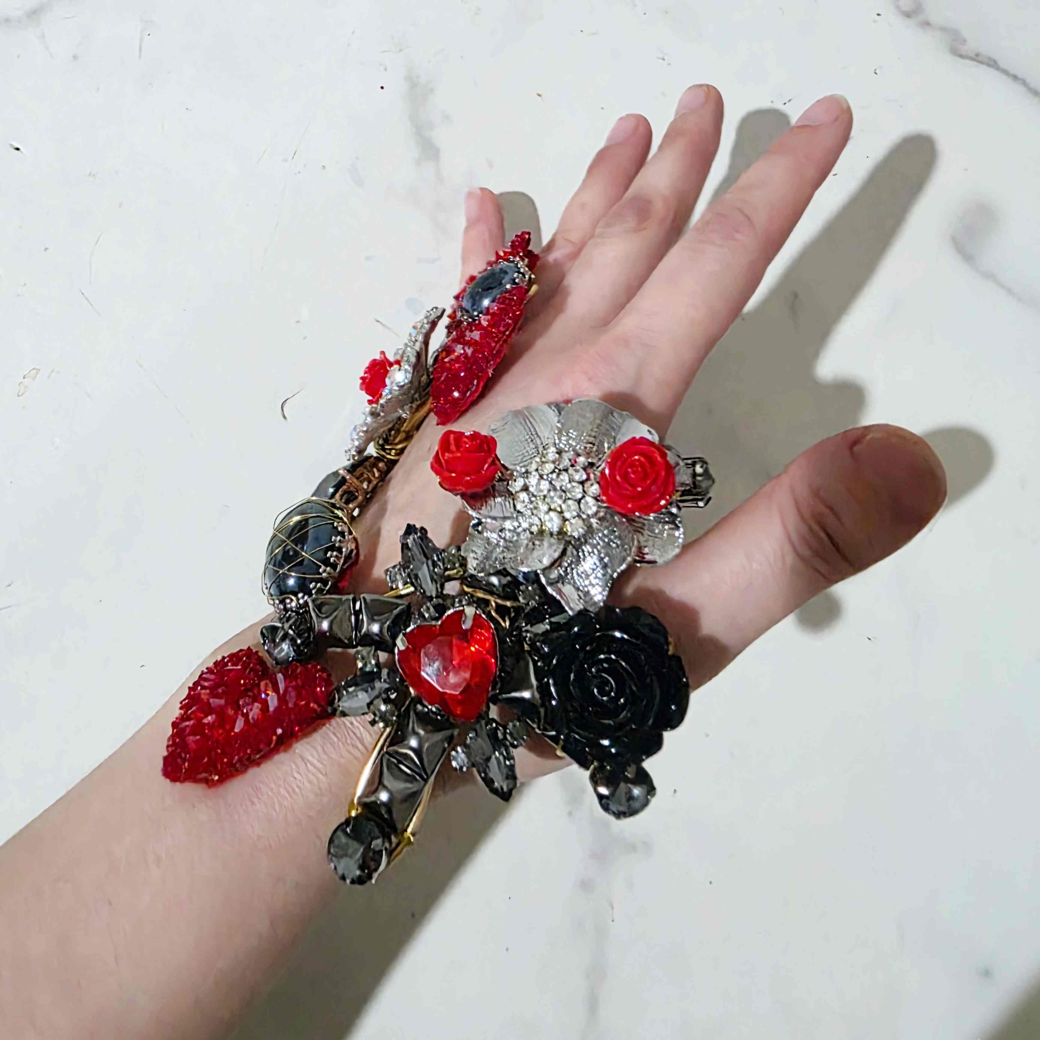Brazalete Sevilla Reina de Corazones negro y rojo